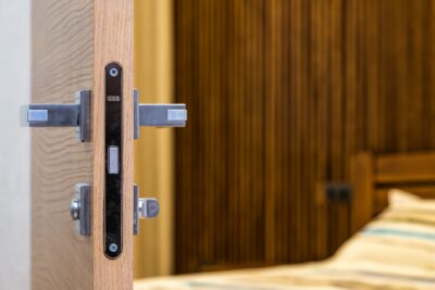 Vacances de la Toussaint 2026 : sécuriser son logement contre les cambriolages avant de partir